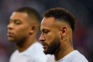 Thibault Camus/AP/dpa | Rund 400 Millionen Euro ließ sich PSG Kylian Mbappé (links) und Neymar kosten: Der Titel in der Champions League sprang dafür nicht heraus.