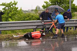 Fabio Ferrari/LaPresse via ZUMA Press/dpa | Sturz des Radfahrers Joshua Tarling.