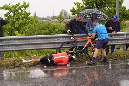 Fabio Ferrari/LaPresse via ZUMA Press/dpa | Sturz des Radfahrers Joshua Tarling.