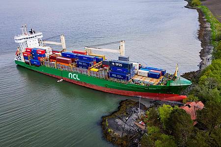 Jan Langhaug/NTB/dpa | Das auf Grund gelaufene Schiff ist am Dienstag geborgen worden.