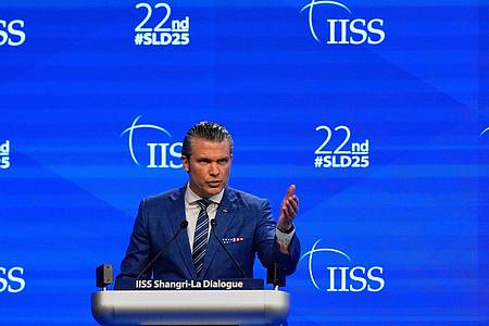 Anupam Nath/AP/dpa | Hegseth warnt vor einem möglichen Angriff Chinas auf Taiwan.