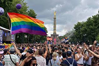 Anna Ross/dpa | Der Christopher Street Day ist in Berlin ein Großevent - diesmal ohne das Regenbogennetzwerk der Bundestagsverwaltung. (Archivbild)