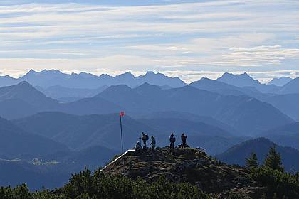 Katrin Requadt/dpa | Schlechte Karten für Wanderer: Der Vandalismus in Schutzhütten nimmt zu, teilt der Deutsche Alpenverein (DAV) mit. 