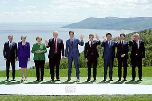 Michael Kappeler/dpa | Beim traditionellen Familienfoto zeigten die Staats- und Regierungschefs sich gut gelaunt - doch später ließ US-Präsident Donald Trump den Gipfelkompromiss platzen. (Archivbild) 