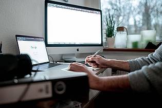 Fabian Strauch/dpa | Überwachung im Homeoffice: Viele Arbeitgeber befürchten, dass im Homeoffice weniger gearbeitet wird und setzen technische Mittel zur Überwachung ein. 