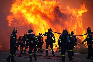 Pantelis Fykaris/Politischios.gr via AP/dpa | Die Feuerwehr ist auf der griechischen Insel Chios im Einsatz.