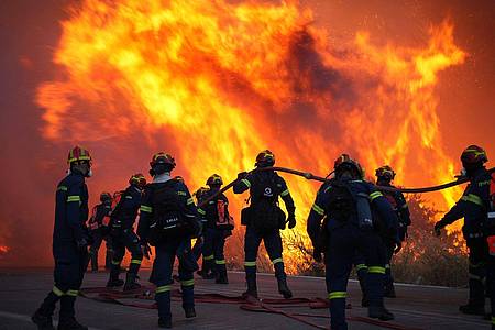 Pantelis Fykaris/Politischios.gr via AP/dpa | Die Feuerwehr ist auf der griechischen Insel Chios im Einsatz.