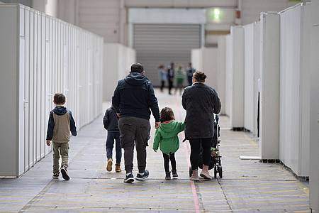 Boris Roessler/dpa | Für viele Kriegsflüchtlinge soll es nun schwerer werden, Angehörige zu sich zu holen. (Archivbild)