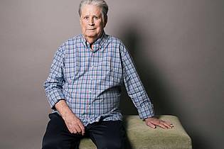 Casey Curry/Invision/AP/dpa | Der Musiker Brian Wilson posiert im Jahr 2015 für ein Porträt in Los Angeles.