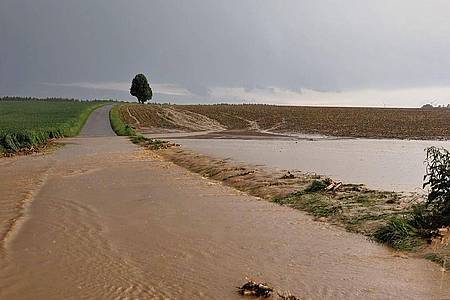 Simon Zeiher/onw-images/dpa | Im ganzen Land sind Einsatzkräfte wegen der Unwetter ausgerückt.