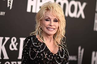 Richard Shotwell/Invision via AP/dpa | Dolly Parton wird von der Oscar-Akademie für ihr sozialen Engagement geehrt. (Archivbild) 
