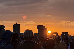 Zhanna Manukyan/PA Wire/dpa | Dass in Stonehenge schon seit Jahrtausenden gefeiert werde, mache etwas mit einem, sagt eine Besucherin.