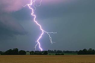 Patrick Pleul/dpa | Am Mittwoch werden Gewitter in Deutschland erwartet. (Symbolbild)