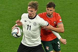 Peter Kneffel/dpa | Nick Woltemade (l) hatte bei seinem Länderspiel-Debüt gegen Portugals Abwehrrecken einen schweren Stand.