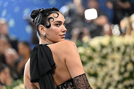 Evan Agostini/Invision/dpa | Dua Lipa gehört zu den großen Popsängerinnen der Gegenwart - hier bei der Met Gala 2025. (Archivbild)