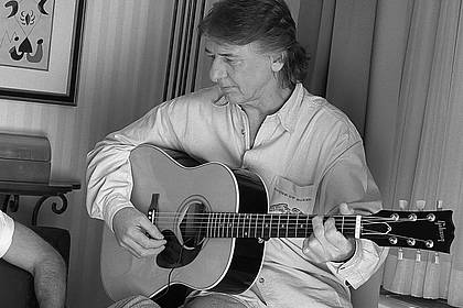 Jim Cooper/AP/dpa | Der Gitarrist Mick Ralphs von der Band Bad Company ist tot. (Archivfoto)