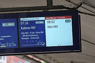 Henning Kaiser/dpa | Die Absperrung eines großen Teils der Kölner Innenstadt dürfte den Bahnverkehr stark beeinträchtigen. 