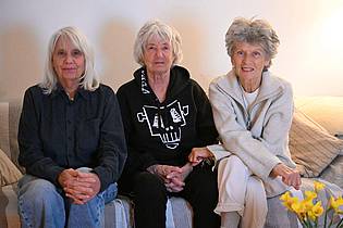 Felix Hörhager/dpa | Die Gefährtinnen von Rainer Langhans: Gisela Getty, Christa Ritter und Brigitte Streubel (von links nach rechts). (Archivbild)