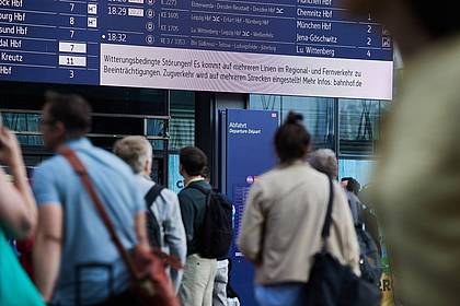 Jörg Carstensen/dpa | Auf der Bahnstrecke zwischen Berlin und Hamburg soll der Fernverkehr am Dienstag wieder nach Plan laufen.