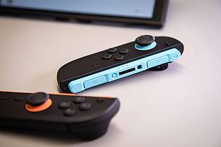 Christin Klose/dpa-tmn | Auch die Switch 2 bringt die typischen Joycon-Controller mit, die an das Handheld angesteckt werden können.