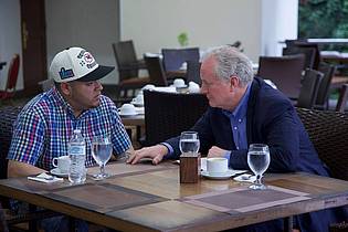 Uncredited/Press Office Senator Van Hollen/AP/dpa | Während des juristischen Tauziehens reiste unter anderem auch der demokratische Senator Chris Van Hollen nach El Salvador, um sich mit Abrego Garcia zu treffen. (Archivbild)