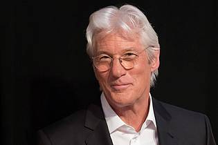 Charles Sykes/AP/dpa | Richard Gere (hier 2017) war der umschwärmte Mann in «Pretty Woman» von 1990. Bei jeder TV-Ausstrahlung - etwa an Weihnachten - ist «Pretty Woman» noch heute ein Quotenhit. 