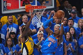 Nate Billings/AP/dpa | Umkämpft bis zum letzten Zentimeter vor dem Korb: Spiel sieben in den NBA-Finals.