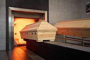 Thomas Frey/Deutsche Presse-Agentur GmbH/dpa | Ein Sarg wird in einem Krematorium verbrannt. (Symbolbild)