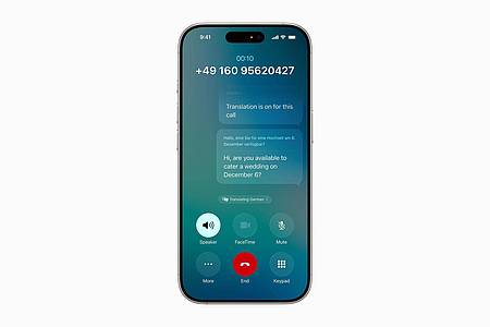 Apple Inc./dpa-tmn | Apple demonstrierte die Übersetzungsfunktion bei Telefonanrufen auf Deutsch.