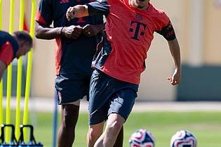 Sven Hoppe/dpa | Bayern-Trainer Vincent Kompany schaut bei Lennart Karl ganz genau hin. Seinen Debüteinsatz hatte sich das große Talent im Training verdient.