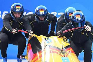 Bobpilot Francesco Friedrich (r) und sein Team beim Training. Foto: Robert Michael/dpa