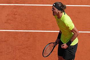 Christophe Ena/AP/dpa | Alexander Zverev steigert sich in Paris und steht im Achtelfinale.