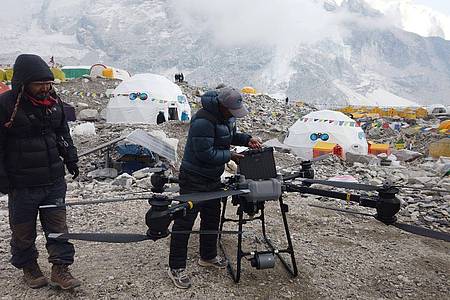 Khimlal Gautam /dpa | Drohnen sollen helfen, die Sicherheit am Everest zu erhöhen.