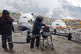 Khimlal Gautam /dpa | Drohnen sollen helfen, die Sicherheit am Everest zu erhöhen.