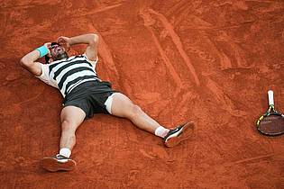 Christophe Ena/AP/dpa | Carlos Alcaraz gewinnt nach einem 0:2-Rückstand.