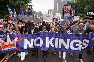 Yuki Iwamura/FR171758 AP/dpa | Das Motto der Proteste lautet «No Kings» (Keine Könige).