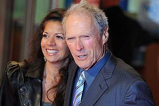 picture alliance / dpa | Clint Eastwood 2010 mit seiner damaligen Ehefrau Dina. Er ging zwei Ehen ein, beide wurden geschieden. (Archivfoto)