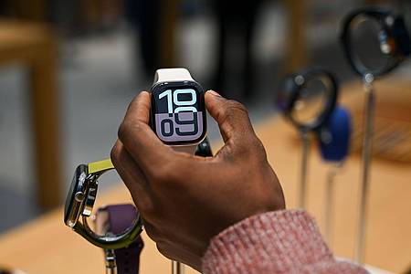 Katharina Kusche/dpa/dpa-tmn | Die Deutsche Umwelthilfe zweifelt an der angeblichen Klimaneutralität der Apple Watch. 
