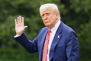 Jacquelyn Martin/AP/dpa | Trump versucht, die skeptischen republikanischen Senatoren auf Kurs zu bringen. 