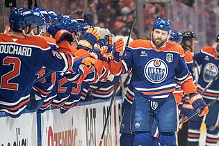 Jason Franson/The Canadian Press via AP/dpa |  Leon Draisaitl wird nach seinem Treffer von seinen Teamkollegen gefeiert.