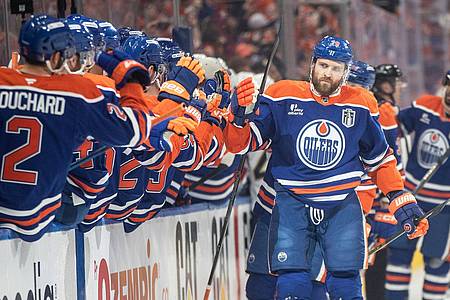 Jason Franson/The Canadian Press via AP/dpa |  Leon Draisaitl wird nach seinem Treffer von seinen Teamkollegen gefeiert.