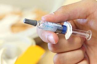 Bodo Marks/dpa | Doppelter Schutz: Es gibt Kombi-Impfstoffe, die vor Hepatitis A und B schützen. 