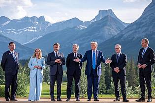 Michael Kappeler/dpa-Pool/dpa | Beim «Familienfoto» der G7 äußerte Trump sich zu seiner vorzeitigen Anreise.