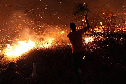 Pantelis Fykaris/Politischios.gr/AP/dpa | Verzweifelter Kampf gegen die Flammen auf Chios.