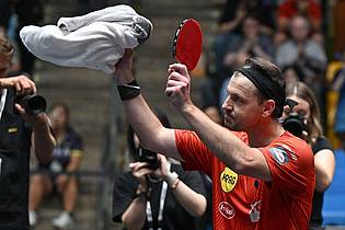 Arne Dedert/dpa | Abschied vom Tischtennis: Timo Boll nach dem letzten Spiel seiner Karriere.