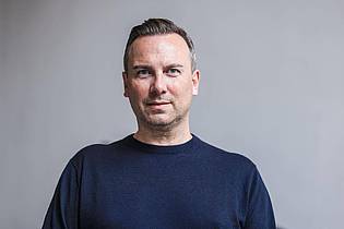 Oliver Berg/dpa | Starkoch Tim Raue (51) hat das Restaurant hoch oben im Berliner Fernsehturm übernommen.