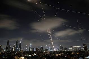 Leo Correa/AP/dpa | Iran feuert erneut Raketen auf Israel ab.
