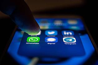 Zacharie Scheurer/dpa-tmn | Wer ChatGPT in Whatsapp als Chatbot nutzt, kann darüber nun auch Bilder generieren lassen.