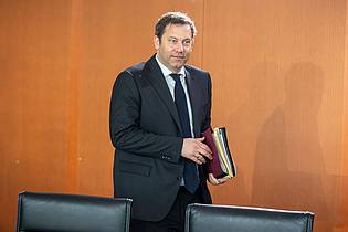 Michael Kappeler/dpa | Klingbeil bringt seinen ersten Haushalt ins Kabinett ein. (Archivbild)