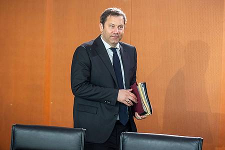 Michael Kappeler/dpa | Klingbeil bringt seinen ersten Haushalt ins Kabinett ein. (Archivbild)
